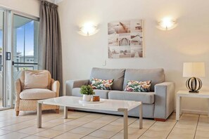 TV, offices - Prime Noosa Location with Pool (Noosa Region)