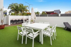 Outdoor dining - Prime Noosa Location with Pool (Noosa Region)