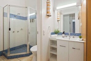 Shower, hair dryer, shampoo - Prime Noosa Location with Pool (Noosa Region)