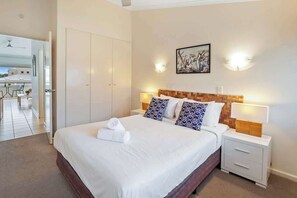 1 bedroom, iron/ironing board, WiFi, bed sheets - Prime Noosa Location with Pool (Noosa Region)