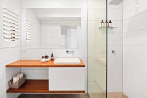 Shower, hair dryer, shampoo - Sandy Daze - Noosa Sound Canalfront Apartment (Noosa Region)