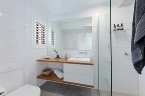 Shower, hair dryer, shampoo - Sandy Daze - Noosa Sound Canalfront Apartment (Noosa Region)