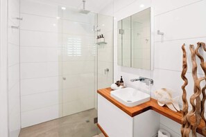 Shower, hair dryer, shampoo - Sandy Daze - Noosa Sound Canalfront Apartment (Noosa Region)
