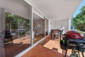 Outdoor dining - Sophisticated, Stylish Beachside Apartment w/ Pool (Noosa Region)
