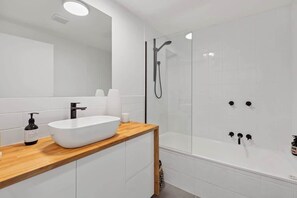 Shower, hair dryer, shampoo - Sophisticated, Stylish Beachside Apartment w/ Pool (Noosa Region)