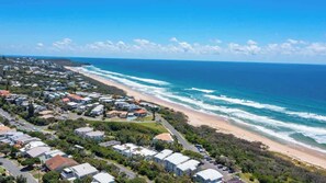 Beach nearby - Sophisticated, Stylish Beachside Apartment w/ Pool (Noosa Region)