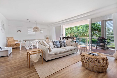 Sophisticated, Stylish Beachside Apartment w/ Pool