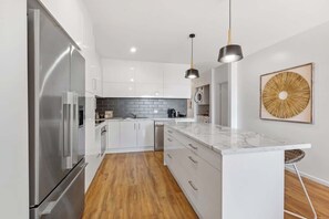 Fridge, microwave, oven, stovetop - Sophisticated, Stylish Beachside Apartment w/ Pool (Noosa Region)