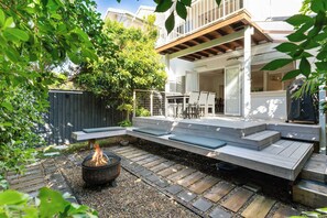 Outdoor dining - Whispering Waves Pet Friendly, Steps to Beach (Noosa Region)