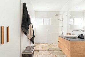Shower, hair dryer, shampoo - Whispering Waves Pet Friendly, Steps to Beach (Noosa Region)