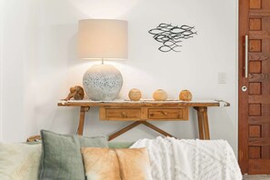 Interior - Whispering Waves Pet Friendly, Steps to Beach (Noosa Region)