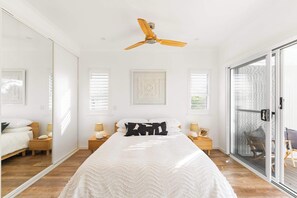 2 bedrooms, iron/ironing board, WiFi, bed sheets - Whispering Waves Pet Friendly, Steps to Beach (Noosa Region)
