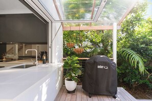 Terrace/patio - Whispering Waves Pet Friendly, Steps to Beach (Noosa Region)