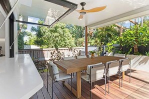 Outdoor dining - Ultimate Sunshine Beach Pad, Pet Friendly + Pool (Noosa Region)