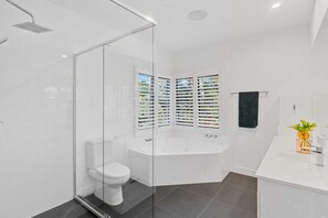 Shower, hair dryer, shampoo - Ultimate Sunshine Beach Pad, Pet Friendly + Pool (Noosa Region)