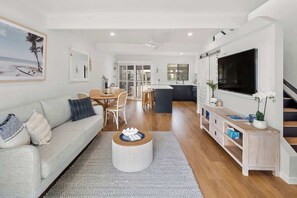 TV - Freshly Refurbished Townhouse close to Noosa River (Noosa Region)