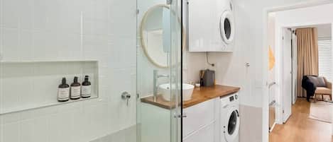 Douche, sĂšche-cheveux, shampoing