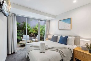 3 bedrooms, iron/ironing board, WiFi, bed sheets - Contemporary Townhouse, Heated Pool, Walk to Beach (Noosa Region)