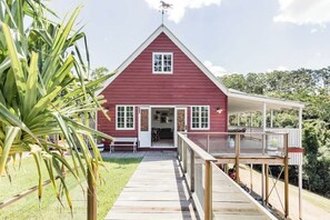 Terrace/patio - Little Red Barn in the Noosa Hinterland (Hinterland Region)