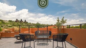 A rooftop terrace with outdoor furniture, a view of the landscape, and a distinctive building in the background. - Beautiful House in San Miguel de Allende - Private (San Miguel de Allende)