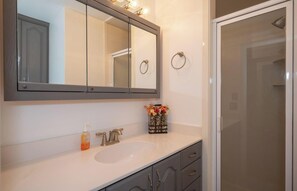 Bathroom - Spacious 5-bedroom house in tranquil Murray with AC (Murray)