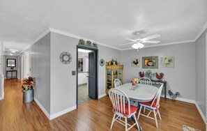 Dining - Spacious 5-bedroom house in tranquil Murray with AC (Murray)