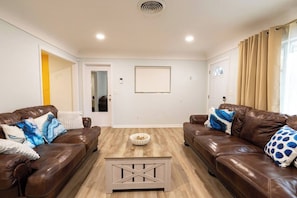 Smart TV, books - Mango House in Cleveland Heights, Lakeland, FL (LAKELAND)