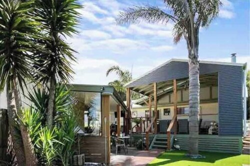 Family Escape: 200m to Lake with Epic Outdoor Area