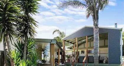 Family Escape: 200m to Lake with Epic Outdoor Area