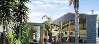 Family Escape: 200m to Lake with Epic Outdoor Area