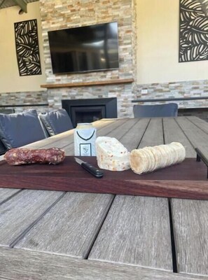 Dining - Family Escape: 200m to Lake with Epic Outdoor Area (Loch Sport)