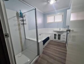 Hair dryer, soap, toilet paper - Family Escape: 200m to Lake with Epic Outdoor Area (Loch Sport)