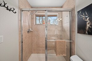 Dusche, Haartrockner, Handtücher, Seife