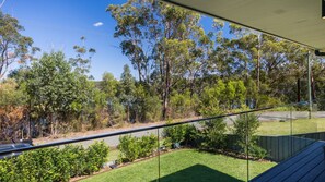 Property grounds - The Lakehouse, Family-friendly retreat with picturesque lake and bush views (Berringer Lake)