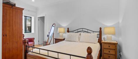 Tabla de planchar con plancha, wifi gratis y ropa de cama