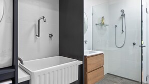Shower, towels - The Lakehouse, Family-friendly retreat with picturesque lake and bush views (Berringer Lake)