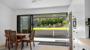 Outdoor dining - The Lakehouse, Family-friendly retreat with picturesque lake and bush views (Berringer Lake)