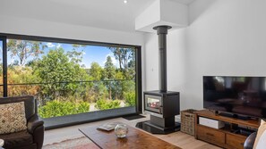 TV, fireplace - The Lakehouse, Family-friendly retreat with picturesque lake and bush views (Berringer Lake)