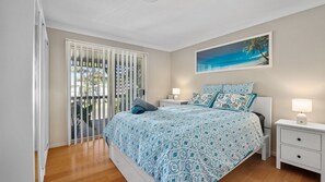 4 bedrooms, desk, free WiFi, bed sheets - Seabreeze Cottage Pet Friendly Family Holiday Home close to the Beach (Manyana)