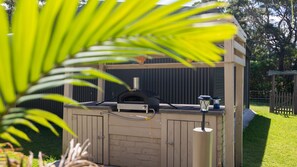 Property grounds - Seabreeze Cottage Pet Friendly Family Holiday Home close to the Beach (Manyana)