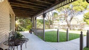 Terrace/patio - Seabreeze Cottage Pet Friendly Family Holiday Home close to the Beach (Manyana)