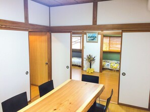 Casa clásica, 3 habitaciones, vistas a la ciudad | Servicio de comidas en la habitación