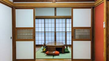 Classic House, 3 Bedrooms, City View | In-room dining