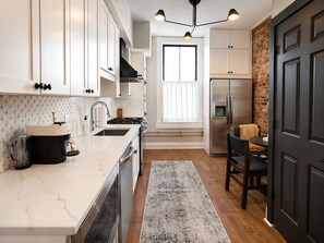 Fridge, microwave, oven, stovetop - The William | Walk to OTR, Convention Ctr, Dwntn (Cincinnati)
