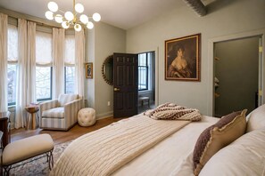 Desk, iron/ironing board, WiFi, bed sheets - The William | Walk to OTR, Convention Ctr, Dwntn (Cincinnati)