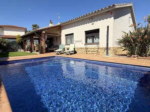 A residential property with a swimming pool, a covered patio, and a garden. - Can Jamy by Costabravaway (calonge)