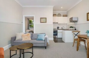 Living area - Centennial Cottage 1 - Boorool, Cosy, walk to Bowral, close to wedding venues (Bowral)