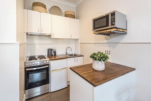 Private kitchen - Centennial Cottage 1 - Boorool, Cosy, walk to Bowral, close to wedding venues (Bowral)