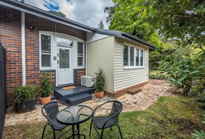 Outdoor dining - Centennial Cottage 1 - Boorool, Cosy, walk to Bowral, close to wedding venues (Bowral)