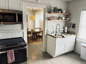 Wasserkocher mit Kaffee-/Teezubehör, Kühlschrank, Mikrowelle, Ofen